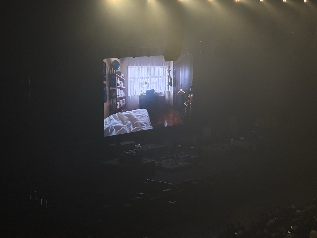 316_radio's tweet photo. ヨルシカ2回目！名古屋公演観て。
また観たくなって横浜公演も行ける事になったので行ってきた🎶そして名古屋公演の時は初見で興奮してベース弾くキタニタツヤをじっくり観れてなかったので、今回は意識して観たら、ヨルシカでベース弾くキタニタツヤ、カッコ良かった🎶改めてヨルシカ観れて良かった😌 https://t.co/PU3XGoJHR1