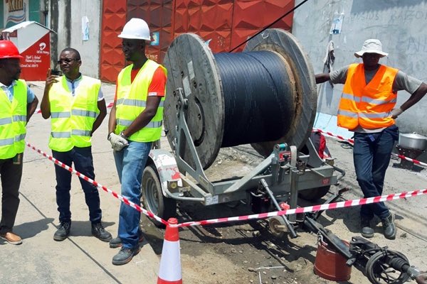 AfroGrowth360's tweet photo. 🇨🇩 DRC is accelerating digital growth! The $300M National Broadband Backbone framework is finalized. 💻🌐
🏗️ Status: 5,000km terrestrial fiber optic engineering maps are approved.
🔬 Impact: Connecting major cities to subsea cables for faster, cheaper internet. https://t.co/hXkl8ghUXT