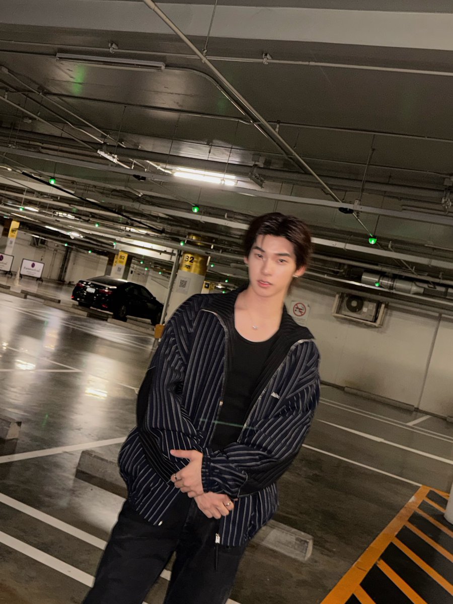 CRUSHONTEETEE's tweet photo. 🗓️ : 29.07.2026
IG Update : twnpich

Looking away.🐶😎

#twnpich https://t.co/DUIxmuuz8a