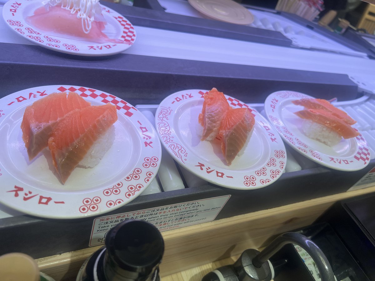 pass103010's tweet photo. 夜ご飯はそのまま駆け込んだスシロー。さらちの意味わからんスタートダッシュ3サーモンを二度見した https://t.co/6EFILaVNwo