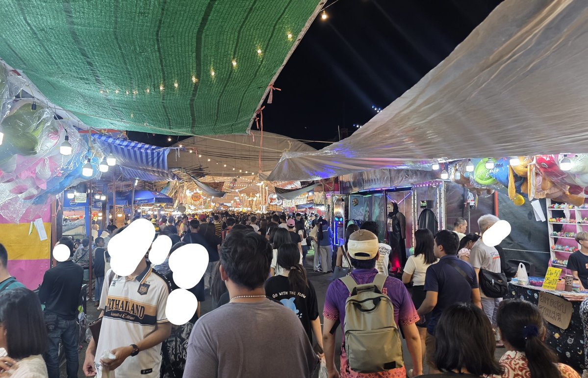 adamubon's tweet photo. งานแห่เทียน #อุบล คนเยอะมาก เดินได้แค่ซอยเดียว เดินต่อไม่ไหว 🤣 https://t.co/NtAIul6lMS