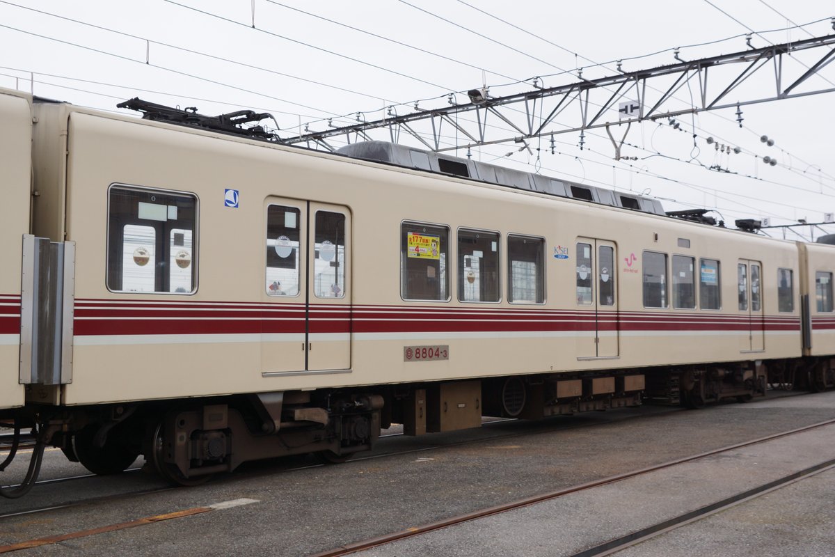 Kunugi_Climber's tweet photo. 新京成8800形の転落防止幌はバリアフリー化改造の施工時期によって灰色と黒色の2種類が存在しました。灰色は初期の施工編成のみで、後年の6連化では写真のように灰色と黒色が混在した車両もありました。 https://t.co/5TnSAIUfaC