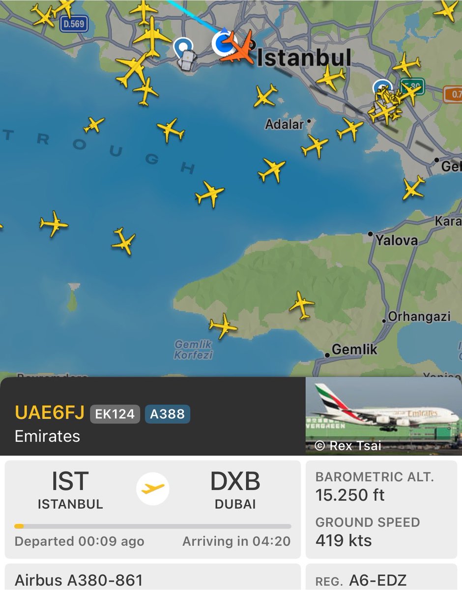 werestintruth's tweet photo. kameram bokkk gibi cekmis ama yemin ederim emirates yazisi okunuyodu allahim en mutlu gunum sonunda a380 gprdum bu nasi devasa bi sey ASLA 15k feet durmuyodu max sekiz k falan derdim yakindan gorsem kalpten giderim heralde https://t.co/3Lvj8IIwHr
