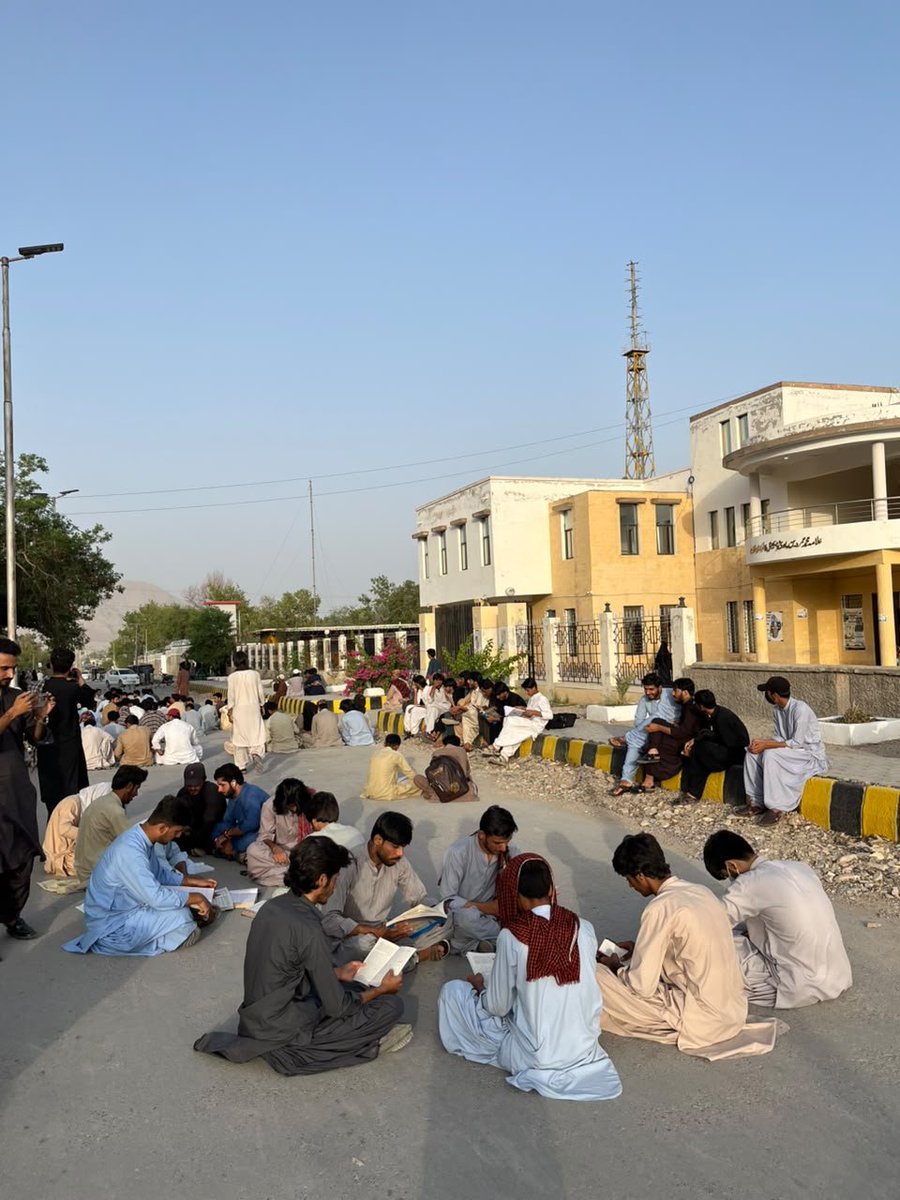 StudentsofKzdr's tweet photo. آج مورخہ 29 جولائی 2026 بروز بدھ خضدار ڈیجیٹل لائبریری کے حق میں ایک پُرامن واک کامیابی کے ساتھ منعقد کی گئی۔ یہ واک شہید عبدالرزاق چوک، خضدار سے شروع ہوئی۔  شرکاء نے اس بات پر زور دیا کہ ڈیجیٹل لائبریری کا مسئلہ صرف طلبہ کا نہیں بلکہ پورے خضدار کے تعلیمی مستقبل کا مسئلہ ہے۔ https://t.co/j48NctMEFN