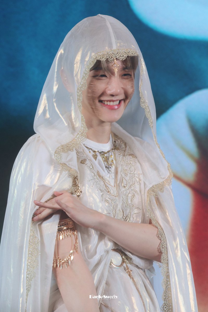 candybaek506's tweet photo. 백현이 웃는 얼굴 진짜진짜 예쁨🤍✨ https://t.co/nL6LQXtPtQ