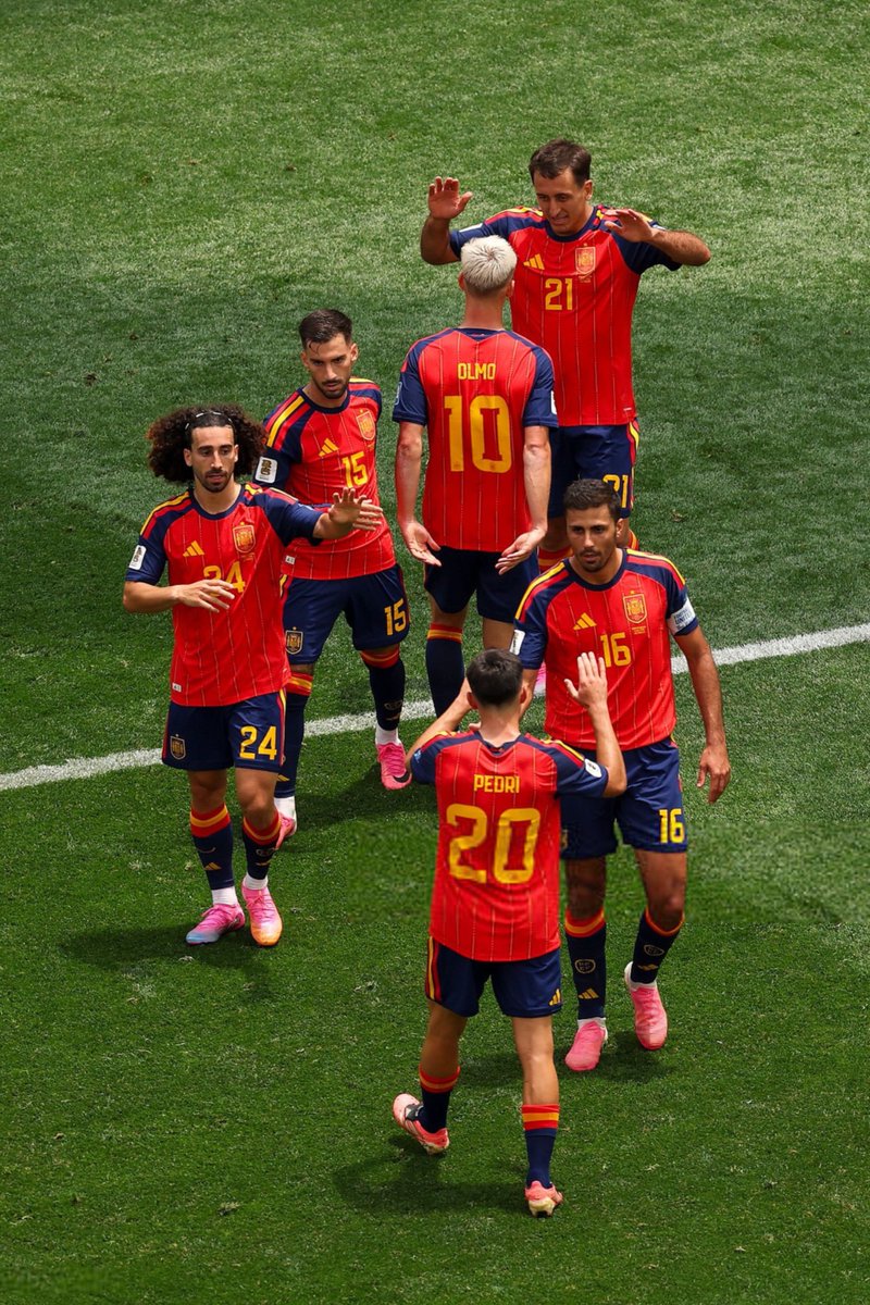 TouchlineX's tweet photo. 🚨 𝗝𝗨𝗦𝗧 𝗜𝗡: Some Barcelona players within the Spanish national team are pushing for Rodri to join them at Barça.

However, the player has given his full priority to Real Madrid. 

— @MatteMoretto https://t.co/MGUYkmMaM0