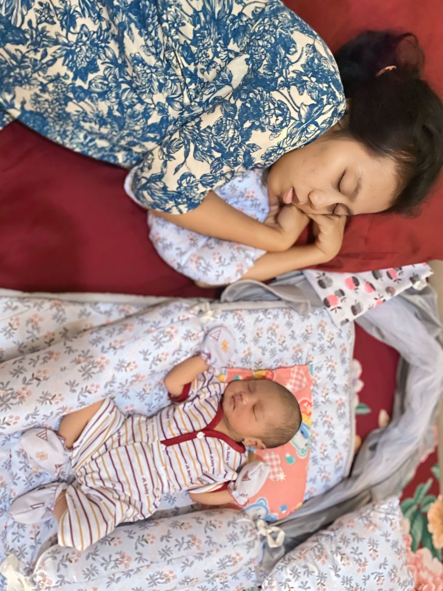 windayuniar28's tweet photo. Saat mama dan ayah tertidur menjaga syana https://t.co/3lu2XrdiYS
