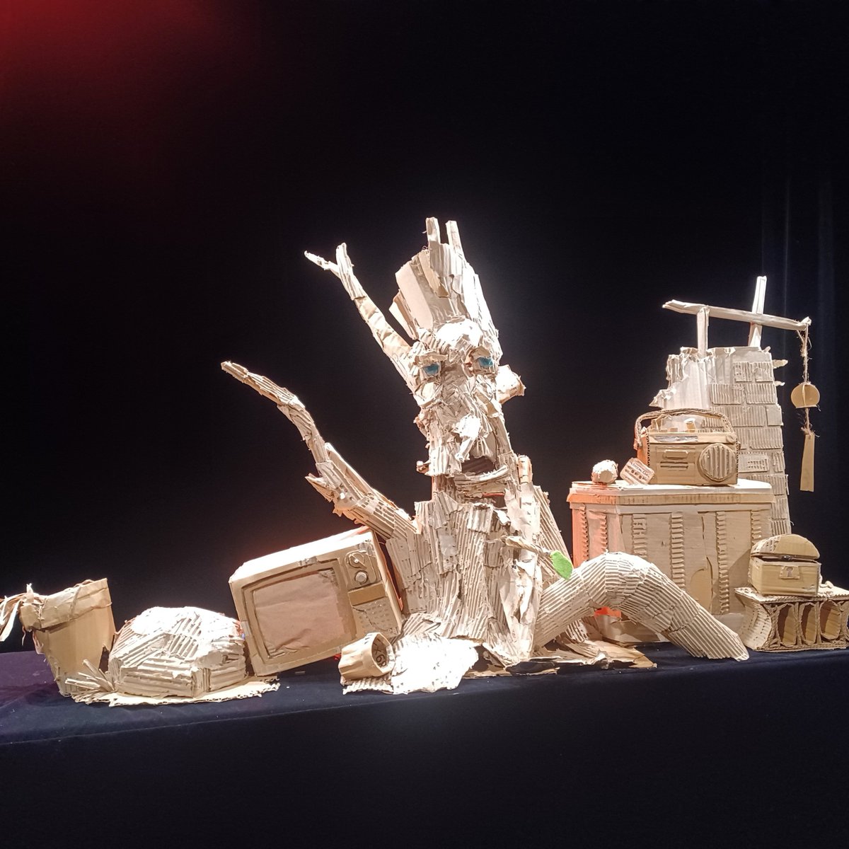 Danboru_Theater's tweet photo. ダンボールシアター『ヨイショと木』で参加させていただきました！
ご覧いただいた皆様ありがとうございました。

実は本日の苫小牧港出港のフェリーに間に合わせるため、早々会場を後にしておりました🙇‍♀️(皆様のお陰で間に合いました！)
次は『グングン！』で全国ツアー🚐📦↓
https://t.co/KIAbURr50e https://t.co/dt5Kvz9p8V