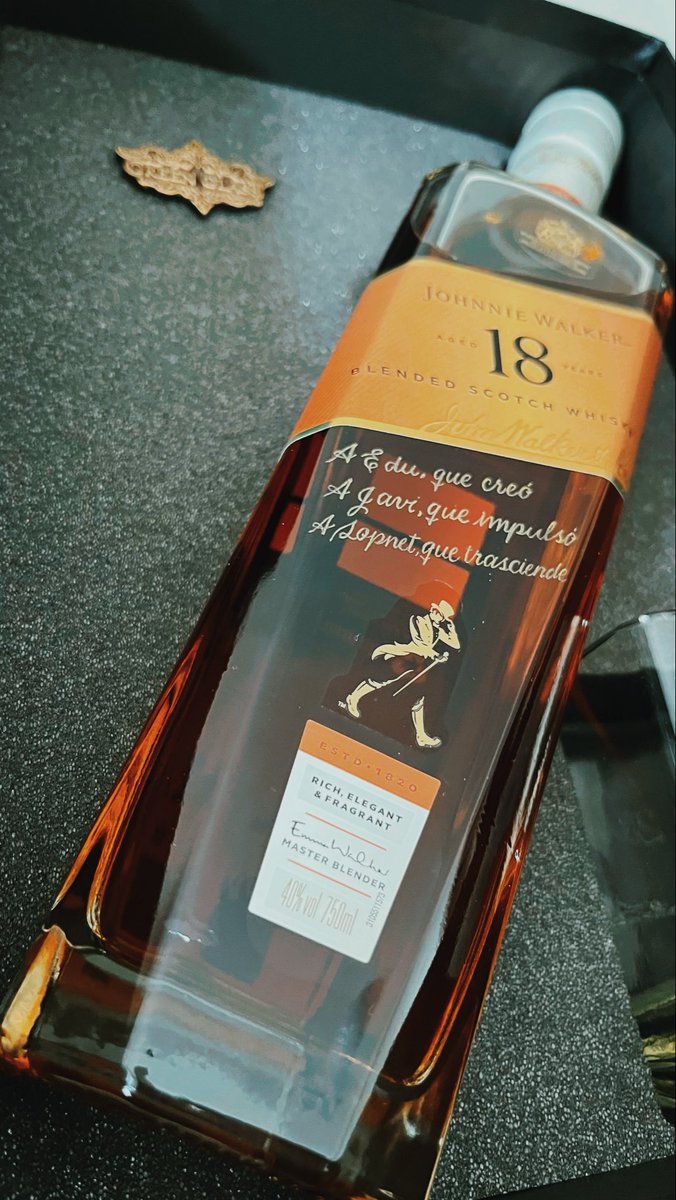 GreenGlassAR's tweet photo. 🔥 Regalo artesanal y personalizado para sorprender a cualquier hombre con botellas de whisky 🥃 Johnnie Walker creado por el artista @lanchi78 de Green Glass. 👉 Disponible únicamente en tienda online de Green Glass https://t.co/Hm8IqZUp9L #whisky #regalos https://t.co/Rj2K42aPAK