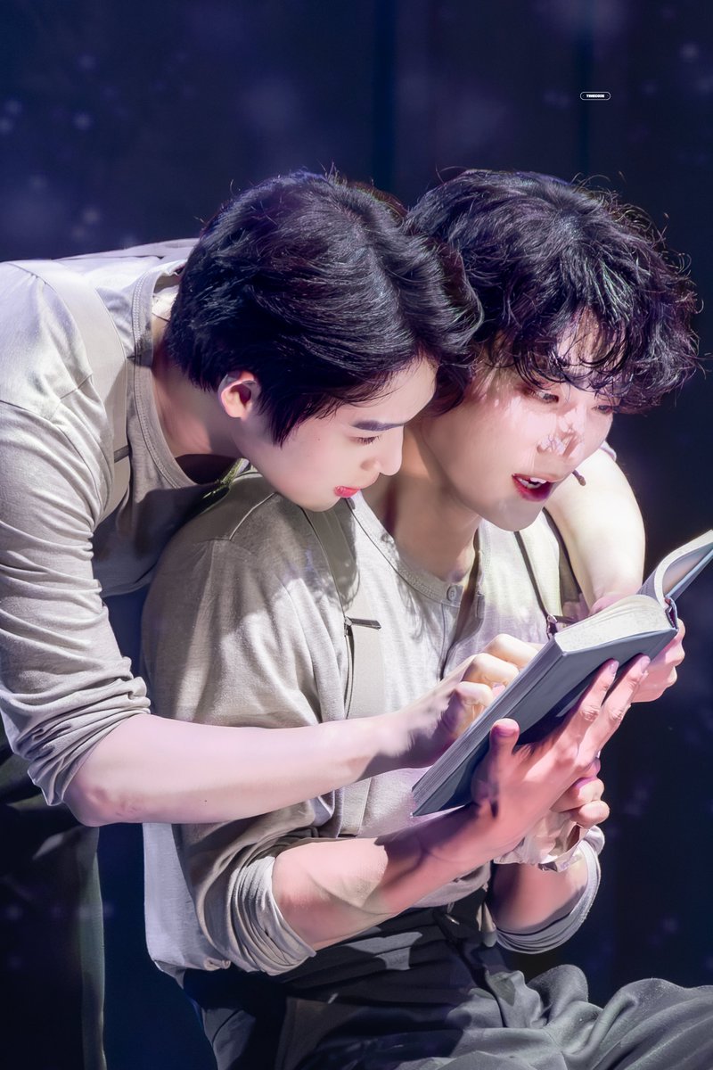 KIMTIMECODE's tweet photo. 260729 뮤지컬 비더슈탄트 스페셜 커튼콜 '라이너의 죽음' 📘   

프레드릭 #김준식 배우님  
라이너 #강병훈 배우님  

네가 있어 기쁘게 숨을 쉬었던 시간들
그 모든 것을 자세히 난 기억하고 있어 https://t.co/yhLPm3Q5l6