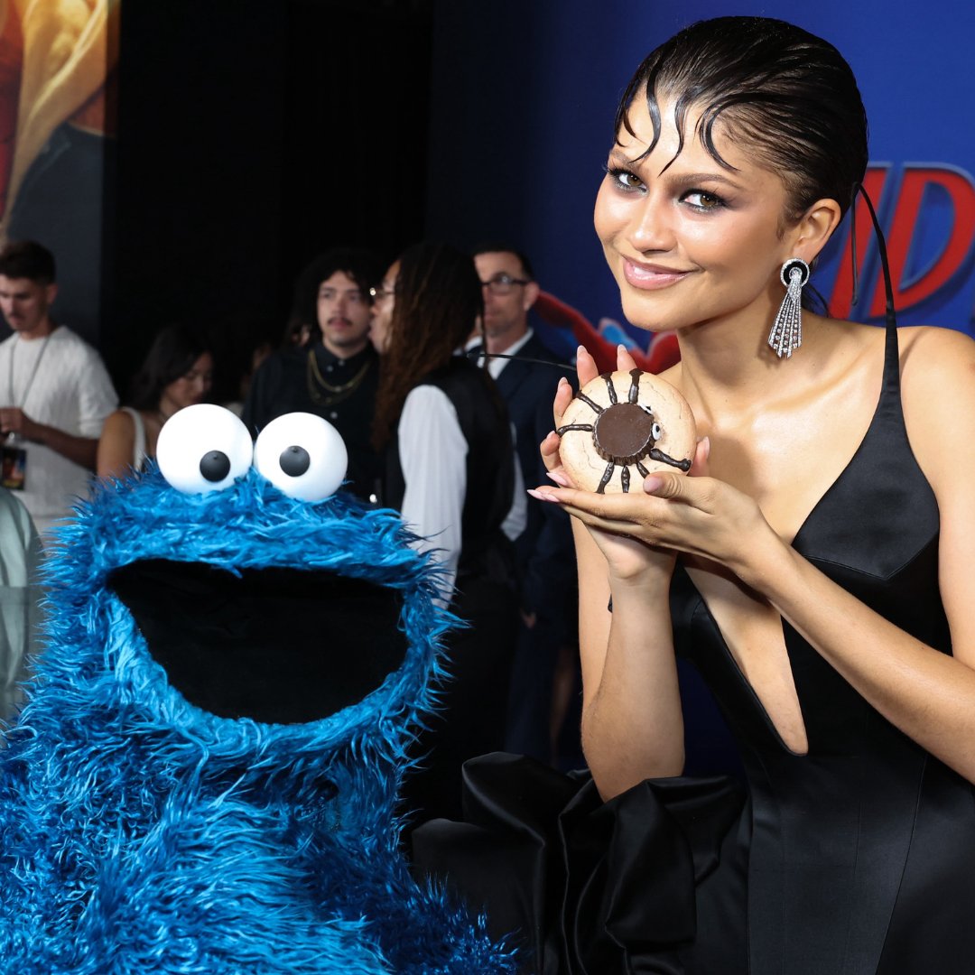 MeCookieMonster's tweet photo. A brand new day with me brand new friends. ❤️🕷️💙 https://t.co/j4bPxfuSjo