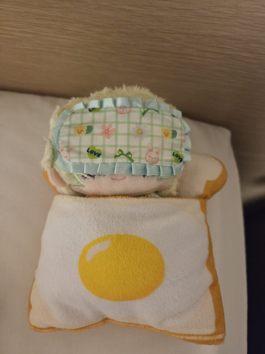 candy_EarlGrey's tweet photo. 寝相の悪い燐音とこはく（個人のイメージです。燐音くんがパンイチで寝てるのも個人のイメージです。）

と、VIP対応のおひい。 https://t.co/idbljckalN