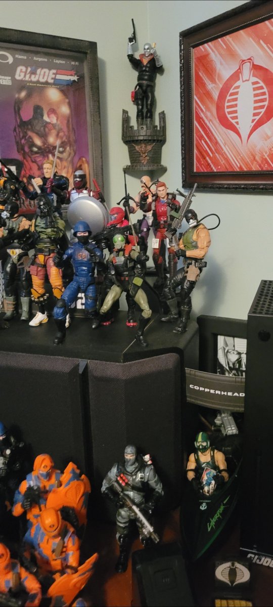 Cunningslam81's tweet photo. I should be hearing a crash from downstairs sometime soon. Lol look at that lean on my custom CM #fallingfigures #gijoeclassified #actionfiguredisplays @PopCultFrenzy @BigRedHead82 @calel_327 @destrodesigns @Mark_F_Fogarty https://t.co/9pTtAJOKW1