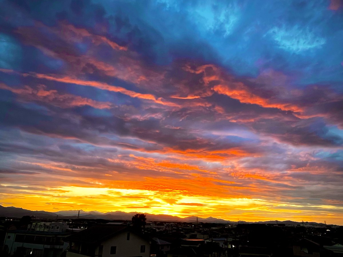 kzysd's tweet photo. 今日もお疲れ様です！

夕方の事務作業時、ふと外に目をやると綺麗な夕焼けが✨
思わず屋上に上がって激写&amp;ちょびっとリフレッシュ♪

引き続きの事務作業もちゃんと出来ました〜💮

帰宅すると長女が唐揚げを作ってくれてました😃

明日も宜しくお願いします。

#お疲れ様です　#夕焼け https://t.co/7VcIPDNsPM