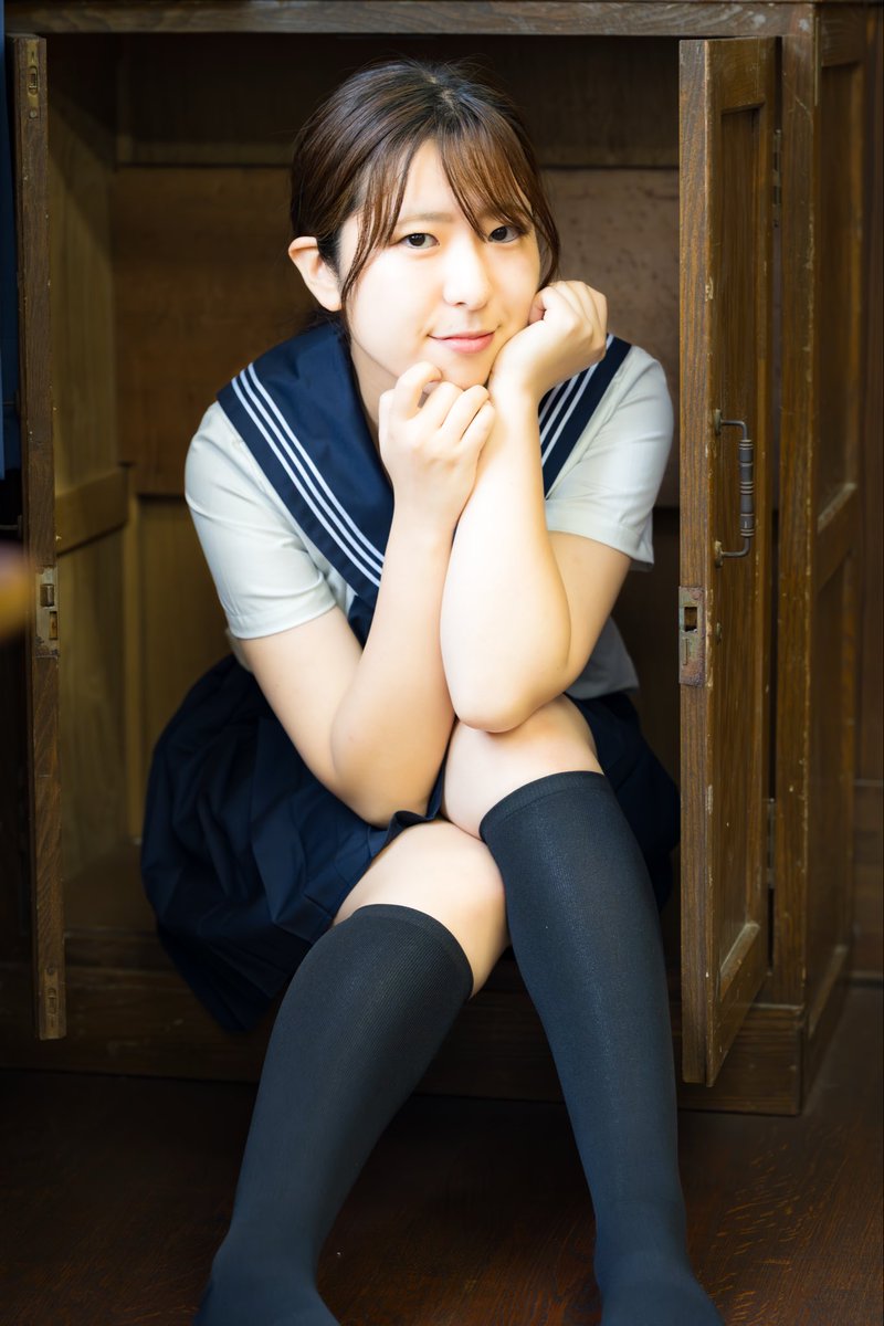 JIN_JIN1192's tweet photo. 旧校舎だからこそ撮れた一枚
制服と木の温もりの相性はやはり良い

#ふたば学舎 #セーラー服 #制服 https://t.co/eZa1uwS9Z4