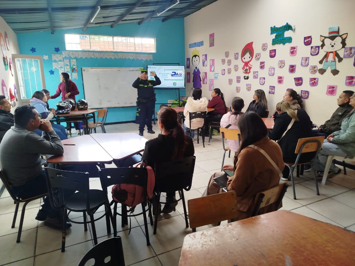 ProteccionPonal's tweet photo. En #Tunja participamos en escuelas de padres, sensibilizando a las familias sobre el principio de corresponsabilidad en la protección de niños, niñas y adolescentes, fortaleciendo su compromiso para prevenir la vulneración de sus derechos.
#JuntosPorLaNiñez https://t.co/qbscz0jyDp
