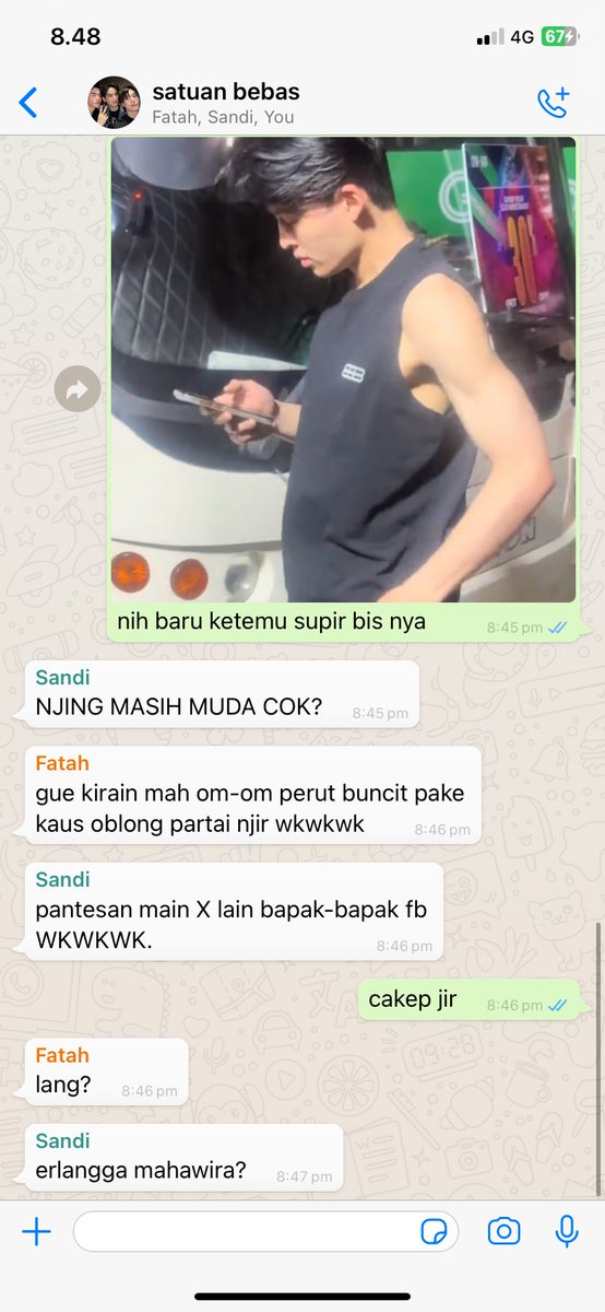 jirghe's tweet photo. ─── #Pondphuwin Local Au 🔞

Supir bis x Anak band bandung

Gara-gara gitar mahalnya ketinggalan di bis, Elang malah kepikat sama supir bis ganteng yang nemuin gitarnya. https://t.co/woeMGtxnfQ