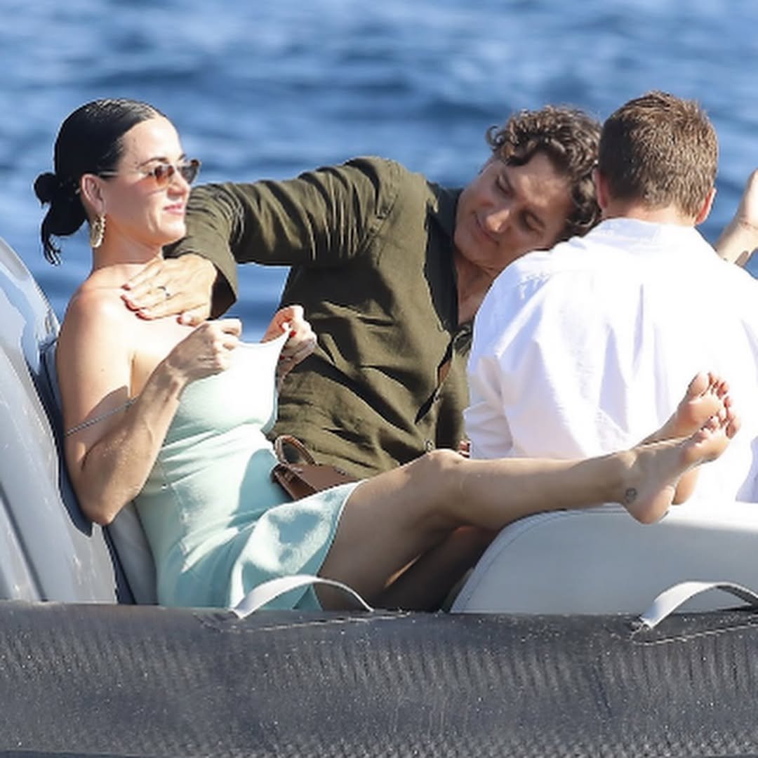 unhingedfeed's tweet photo. The way Justin Trudeau applies sunscreen to Katy Perry... 🥹🧴 https://t.co/k9GFdtJGix
