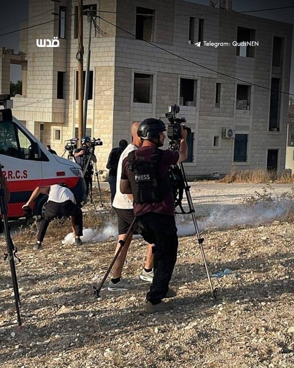 Patriote_101's tweet photo. The Israeli army targeted journalists and medical crews with tear gas canisters while they were covering a settler attack between the villages of Tell and Surra, near Nablus in the occupied West Bank. https://t.co/r67MQdOdSD