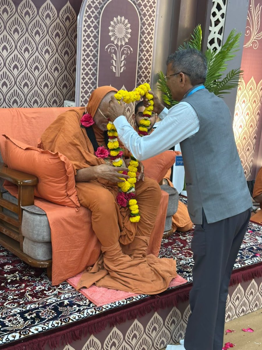 Rameshvtilara's tweet photo. ગુરુપૂર્ણિમાના પાવન અવસરે શ્રી સ્વામિનારાયણ ગુરુકુલ રાજકોટ ખાતે યોજાયેલા દિવ્ય ગુરુવંદના મહોત્સવમાં ઉપસ્થિત રહી પરમ પૂજ્ય શ્રી દેવકૃષ્ણદાસજી સ્વામીના આશીર્વાદ પ્રાપ્ત કર્યા, ગુરુ એ જ્ઞાન, સંસ્કાર અને સદાચારના પ્રેરણાસ્ત્રોત છે. https://t.co/SdjHXqlQVB