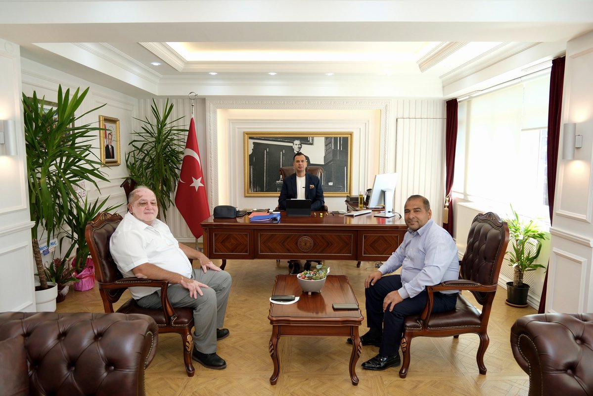 GulnarKaymakam's tweet photo. 📌 İlçemizin değerli iş insanlarından, Nur Turizm sahibi Ahmet NUR, Kaymakamımız Emrah ASLAN’ı makamında ziyaret etti.

🤝 Nazik ziyaretlerinden dolayı kendilerine teşekkür ediyoruz. https://t.co/ghuC2B0mop