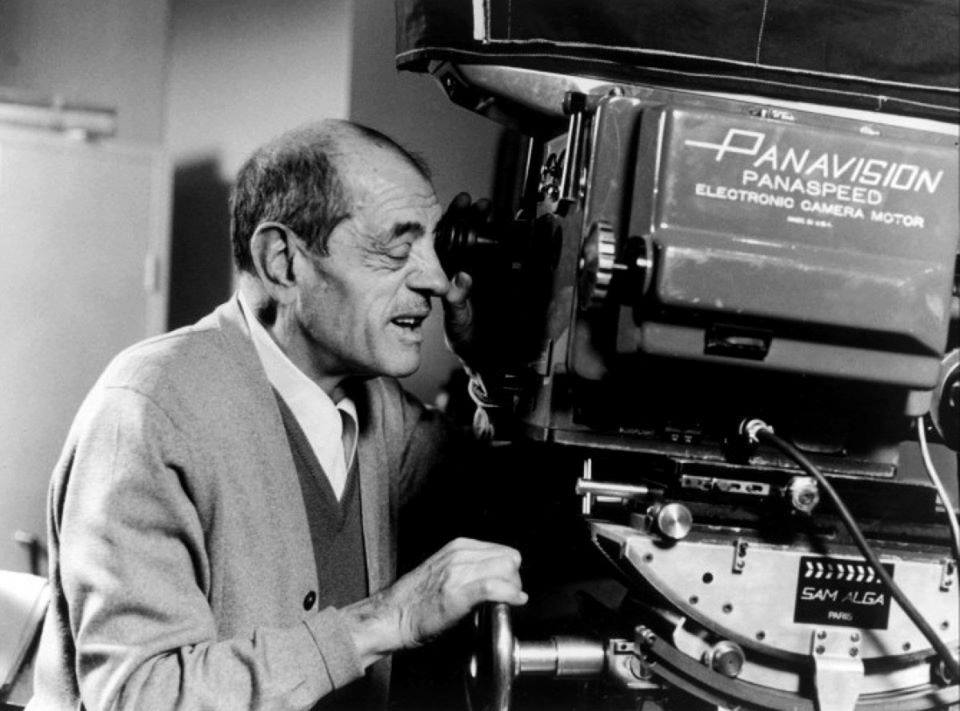 LizbethCaro07's tweet photo. Un día como hoy recordamos al genio cineasta; 
 Luis Buñuel Portolés (22 de febrero de 1900-29 de julio de 1983) "México me hizo un profesional del cine. Antes era solo un aficionado”.
En cierto modo, lo ocurrido era más grave que una acusación de comunismo. Ante las presiones, Buñuel prefirió renunciar a su trabajo.
Sin dinero ni proyectos, Buñuel acudió a una cena en casa del cineasta René Clair en la que se encontró con Denise Tual, viuda del intérprete de Un perro andaluz (1928). Tual tenía el proyecto de producir en Francia una versión fílmica de "La casa de Bernarda Alba" de García Lorca y propuso a Buñuel que la dirigiese. Aunque reticente en un principio, el cineasta terminó aceptando el proyecto y comenzó a preparar su retorno detrás de la cámara.
Como la productora tenía que regresar a París pasando por México, Buñuel la acompañó sin imaginarse que ese primer viaje suyo a un país latinoamericano cambiaría su vida para siempre.
Tras cancelarse el proyecto de filmación, el cineasta se encontró en un país extraño que lo recibió con los brazos abiertos. En una reunión, Buñuel conoció al escritor Fernando Benítez, entonces asistente del secretario de gobernación del régimen de Miguel Alemán.
Conocedor de su obra, Benítez invitó a Buñuel a quedarse en México y le concertó una cita con el ministro, quien le reiteró la invitación.
De esta manera, en unos cuantos días, Luis Buñuel se encontraba a punto de dirigir la primera de las veintiún cintas que filmaría en nuestro amado país mexicano.
Ha sido común afirmar que Buñuel no tuvo muchas oportunidades de hacer un "mejor cine" en países con más recursos económicos, pero es interesante señalar que durante su estancia en México realizó al menos cinco coproducciones con Francia, España y los Estados Unidos, además de un filme producido totalmente en Francia. Quizás el detalle más significativo alrededor de estas apreciaciones radique en la decisión tomada por Buñuel de nacionalizarse mexicano en 1949.
A pesar de que en sus años más gloriosos tuvo diversas oportunidades de trasladarse a vivir en otros sitios, Buñuel continuó siendo fiel a su modesta casa de la colonia del Valle de la Ciudad de México, en la que vivió hasta los 83 años.
El cine de Buñuel en México sigue vigente porque muestra una realidad que sigue existiendo: México es un país de contrastes, con sitios hermosos y cinturones de miseria con graves problemas sociales”
Porque en México no se necesita esforzarse mucho para llegar de la nada a la pobreza extrema.
“Me sentía tan poco atraído por la América Latina que siempre decía a mis amigos: ‘Si desaparezco, buscadme en cualquier parte, menos allí”, escribió en Mi último suspiro, su autobiografía publicada en 1982, un año antes de su muerte.
Después se sincera: “Sin embargo, vivo en México desde hace 36 años. Me he hecho mexicano y pienso vivir siempre aquí, aunque es un estado fascista atenuado por la corrupción, aquí estaré hasta mi muerte". Luis Buñuel Portolés.
Aquí les comparto El Funeral de Luis Buñuel gracias al gran acervo cultural histórico que conserva la empresa Televisa: https://t.co/THu9yBbJPQ