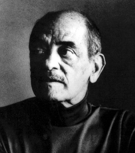 LizbethCaro07's tweet photo. Un día como hoy recordamos al genio cineasta; 
 Luis Buñuel Portolés (22 de febrero de 1900-29 de julio de 1983) "México me hizo un profesional del cine. Antes era solo un aficionado”.
En cierto modo, lo ocurrido era más grave que una acusación de comunismo. Ante las presiones, Buñuel prefirió renunciar a su trabajo.
Sin dinero ni proyectos, Buñuel acudió a una cena en casa del cineasta René Clair en la que se encontró con Denise Tual, viuda del intérprete de Un perro andaluz (1928). Tual tenía el proyecto de producir en Francia una versión fílmica de "La casa de Bernarda Alba" de García Lorca y propuso a Buñuel que la dirigiese. Aunque reticente en un principio, el cineasta terminó aceptando el proyecto y comenzó a preparar su retorno detrás de la cámara.
Como la productora tenía que regresar a París pasando por México, Buñuel la acompañó sin imaginarse que ese primer viaje suyo a un país latinoamericano cambiaría su vida para siempre.
Tras cancelarse el proyecto de filmación, el cineasta se encontró en un país extraño que lo recibió con los brazos abiertos. En una reunión, Buñuel conoció al escritor Fernando Benítez, entonces asistente del secretario de gobernación del régimen de Miguel Alemán.
Conocedor de su obra, Benítez invitó a Buñuel a quedarse en México y le concertó una cita con el ministro, quien le reiteró la invitación.
De esta manera, en unos cuantos días, Luis Buñuel se encontraba a punto de dirigir la primera de las veintiún cintas que filmaría en nuestro amado país mexicano.
Ha sido común afirmar que Buñuel no tuvo muchas oportunidades de hacer un "mejor cine" en países con más recursos económicos, pero es interesante señalar que durante su estancia en México realizó al menos cinco coproducciones con Francia, España y los Estados Unidos, además de un filme producido totalmente en Francia. Quizás el detalle más significativo alrededor de estas apreciaciones radique en la decisión tomada por Buñuel de nacionalizarse mexicano en 1949.
A pesar de que en sus años más gloriosos tuvo diversas oportunidades de trasladarse a vivir en otros sitios, Buñuel continuó siendo fiel a su modesta casa de la colonia del Valle de la Ciudad de México, en la que vivió hasta los 83 años.
El cine de Buñuel en México sigue vigente porque muestra una realidad que sigue existiendo: México es un país de contrastes, con sitios hermosos y cinturones de miseria con graves problemas sociales”
Porque en México no se necesita esforzarse mucho para llegar de la nada a la pobreza extrema.
“Me sentía tan poco atraído por la América Latina que siempre decía a mis amigos: ‘Si desaparezco, buscadme en cualquier parte, menos allí”, escribió en Mi último suspiro, su autobiografía publicada en 1982, un año antes de su muerte.
Después se sincera: “Sin embargo, vivo en México desde hace 36 años. Me he hecho mexicano y pienso vivir siempre aquí, aunque es un estado fascista atenuado por la corrupción, aquí estaré hasta mi muerte". Luis Buñuel Portolés.
Aquí les comparto El Funeral de Luis Buñuel gracias al gran acervo cultural histórico que conserva la empresa Televisa: https://t.co/THu9yBbJPQ