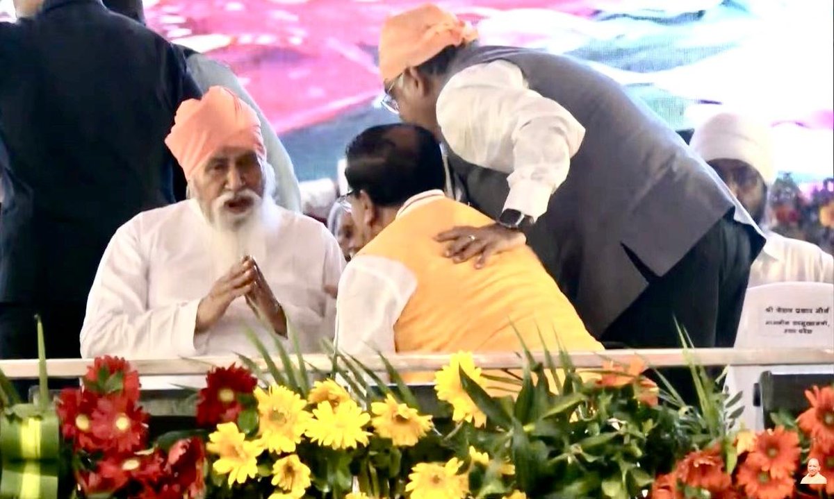 kpmaurya1's tweet photo. ऐसा चाहूं राज मैं, जहां मिले सबन को अन्न। 
छोट बड़ो सब सम बसें, रविदास रहे प्रसन्न॥

वाराणसी में संत शिरोमणि श्री गुरु रविदास महाराज जी के 650वें जयंती वर्ष पर आयोजित 'समरसता संकल्प अभियान' के शुभारंभ समारोह में संबोधित कर परमपूज्य संत श्री निरंजन दास जी का आशीर्वाद प्राप्त किया। इस दौरान श्री गुरु रविदास महाराज जी की वाराणसी के सीर गोवर्धनपुर स्थित पवित्र जन्मस्थली की पावन माटी को कलशों में संग्रहित कर देश के विभिन्न राज्यों एवं जिलों में भेजकर सामाजिक समरसता का संकल्प लिया गया।

संत शिरोमणि श्री गुरु रविदास महाराज जी के संदेश ऐसे समाज की परिकल्पना करते हैं, जहां सभी के लिए समान अवसर, सम्मान और समृद्धि हो। यशस्वी प्रधानमंत्री श्री @narendramodi जी के नेतृत्व में डबल इंजन सरकार 'सबका साथ, सबका विकास' के मंत्र के साथ इसी लोककल्याणकारी संकल्प को धरातल पर साकार कर रही है।

इस अवसर पर मा. केन्द्रीय राज्य मंत्री (स्वतंत्र प्रभार) श्री @arjunrammeghwal जी, मा. मुख्यमंत्री श्री @myogiadityanath जी, मा. राज्यसभा सांसद व भाजपा के राष्ट्रीय महासचिव श्री @tarunchughbjp जी, भाजपा के मा. राष्ट्रीय महासचिव श्री @dushyanttgautam जी, मा. केंद्रीय राज्य मंत्री व भाजपा उत्तर प्रदेश के प्रदेश अध्यक्ष श्री @mppchaudhary जी, भाजपा के अनुसूचित जाति मोर्चा के राष्ट्रीय अध्यक्ष श्री @LalSinghArya जी, राजस्थान के मा. उप मुख्यमंत्री डॉ. @DrPrembairwa जी, मा. उप मुख्यमंत्री श्री @brajeshpathakup जी, मा. मंत्रीगण, पूज्य संतगण, भाजपा के सम्मानित पार्टी पदाधिकारीगण एवं अन्य प्रतिष्ठितजन की गरिमामयी उपस्थिति रही।