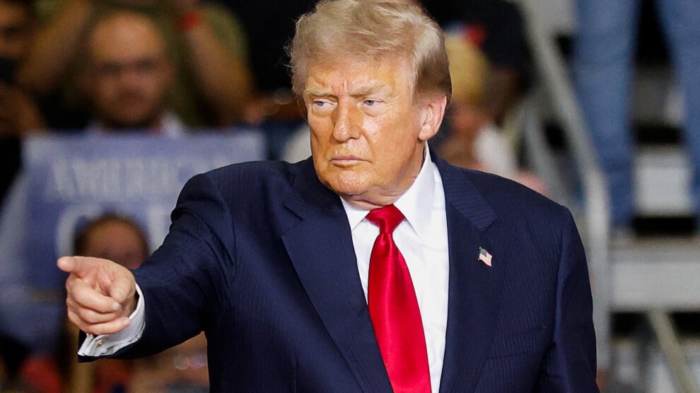 RojavaGundem5's tweet photo. 📍İran'ı sert vuracağız

ABD Başkanı Donald Trump, Ürdün'deki Amerikan üslerine yönelik saldırıların ardından İran'a sert karşılık verileceğini söyledi. Trump, Irak'taki ABD-Suudi Arabistan ortak hava saldırılarının ise Bağdat yönetimiyle koordineli gerçekleştirildiğini öne sürdü https://t.co/2LBYqCI7R6