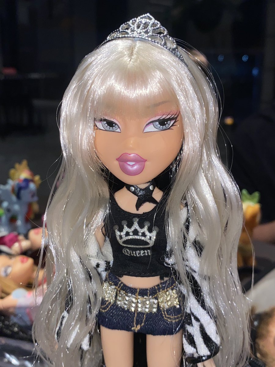 pixiezvee's tweet photo. New wig install for jadeeeeeeeee #blond https://t.co/sc6LAgDhgv