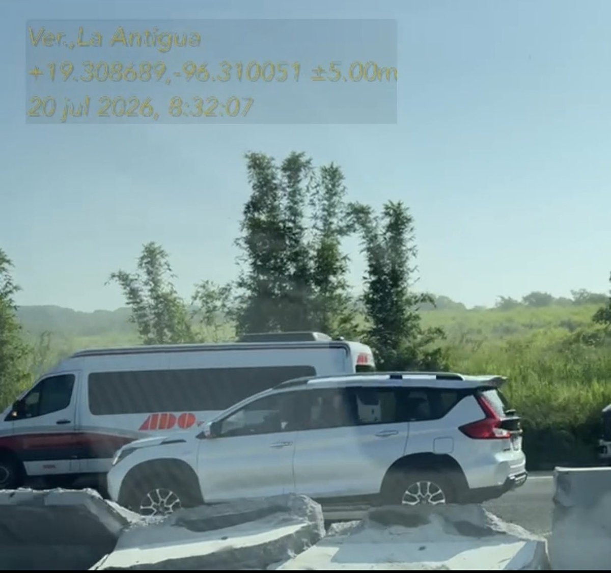 Arturohfidalgo's tweet photo. El nivel de contención NC-5 de la Barrera Central fue determinante, en la Aut. Cardel - Veracruz un tracto T3-R2 fue contenido por el sistema que se encontraba conforme a especificación según la NOM‑037‑SICT‑2‑2026, evitando la intrusión al carril opuesto y preservando la integridad de los conductores. La ingeniería de contención no es opcional; es un elemento técnico fundamental en cada tramo de la vía. #SICT, #ContenciónNC5, #SeguridadVial