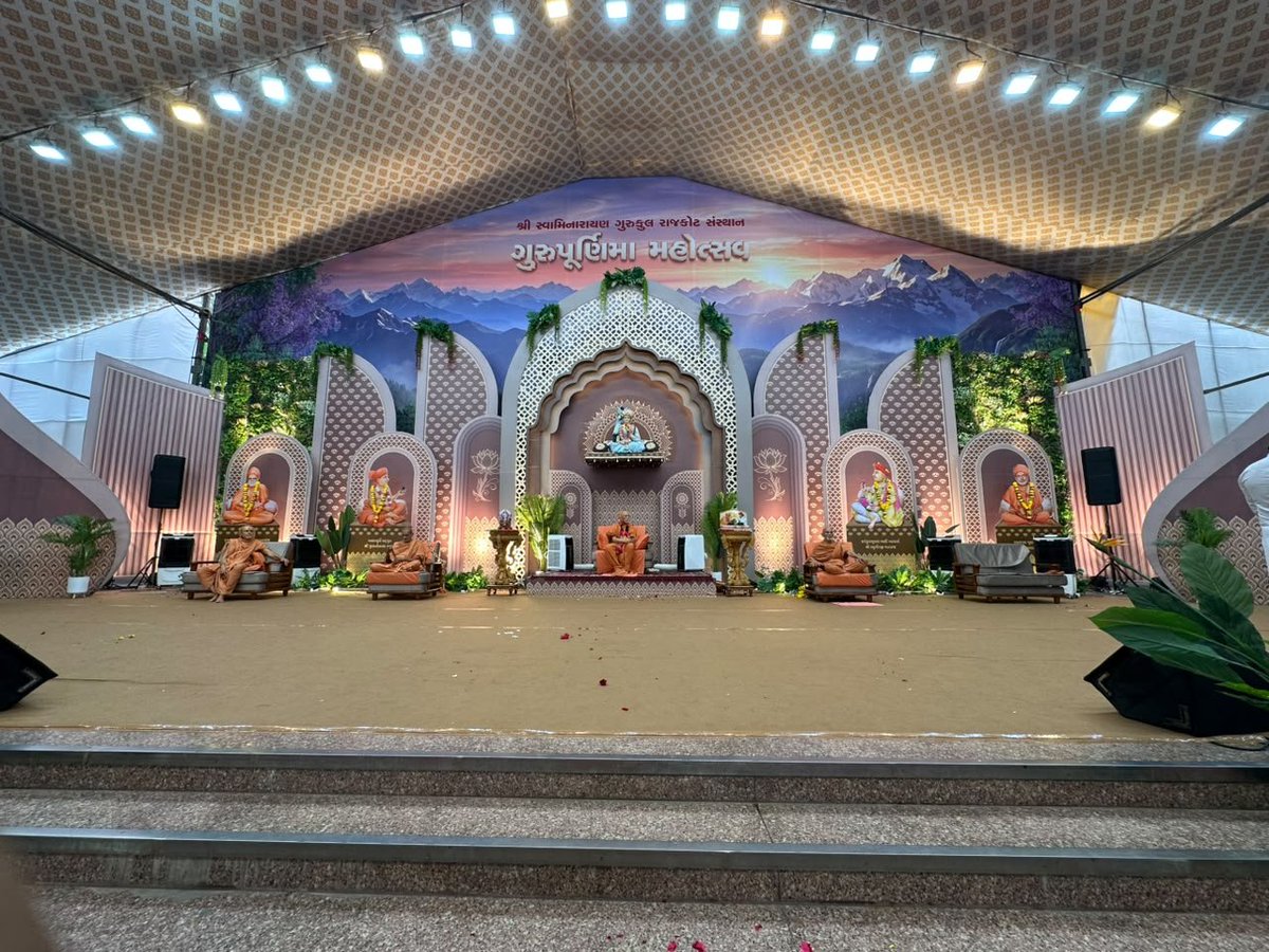 Rameshvtilara's tweet photo. ગુરુપૂર્ણિમાના પાવન અવસરે શ્રી સ્વામિનારાયણ ગુરુકુલ રાજકોટ ખાતે યોજાયેલા દિવ્ય ગુરુવંદના મહોત્સવમાં ઉપસ્થિત રહી પરમ પૂજ્ય શ્રી દેવકૃષ્ણદાસજી સ્વામીના આશીર્વાદ પ્રાપ્ત કર્યા, ગુરુ એ જ્ઞાન, સંસ્કાર અને સદાચારના પ્રેરણાસ્ત્રોત છે. https://t.co/SdjHXqlQVB
