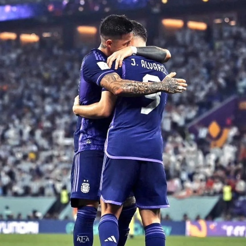TLucky134's tweet photo. AU #julienzo | Cuando nadie ve

Dónde Enzo quería que su Juli no lo descubriera.

O donde Juli quería que alguien le explicara porque Enzo y Lean se veían a escondidas.

O donde el Tucu necesitaba dejar de hablar. https://t.co/CglclH8qZQ