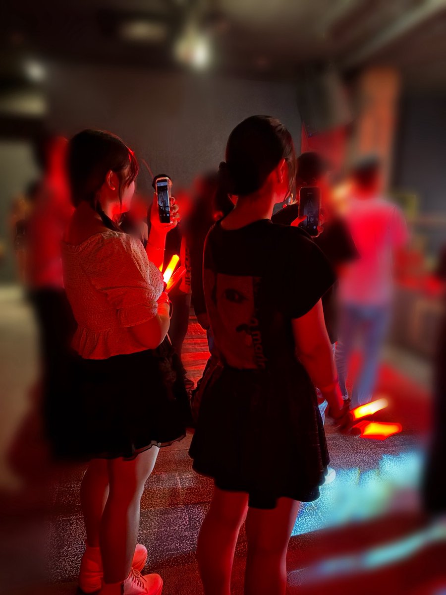 koki_rm841's tweet photo. 2人とも片手にスマホ、片手にペンライトで一生懸命動画撮ってたのがかわいすぎて思わずこっち撮ってた😘 https://t.co/fxBNSNHZrt