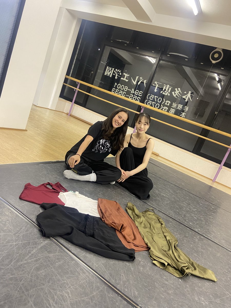 UnitSoRavcv0's tweet photo. 昨日ダンサーの岡本玲海が活動拠点のアメリカから帰国し、本日出身のバレエ教室にて、早速ダンサーの振り写しを行いました💃

並んでいる服は衣装になる予定の服たちです👕
どの服がどの曲の衣装になるかは当日のお楽しみ✨ https://t.co/6suyjUwWma