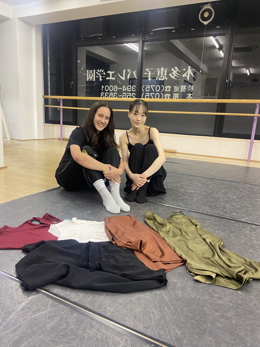 UnitSoRavcv0's tweet photo. 昨日ダンサーの岡本玲海が活動拠点のアメリカから帰国し、本日出身のバレエ教室にて、早速ダンサーの振り写しを行いました💃

並んでいる服は衣装になる予定の服たちです👕
どの服がどの曲の衣装になるかは当日のお楽しみ✨ https://t.co/6suyjUwWma