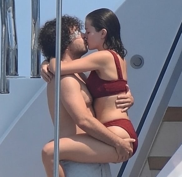 BoinkBuzz's tweet photo. Selena Gomez and Benny Blanco are living their best life aboard a Luxury Yacht in the French Riviera ❤️ https://t.co/1kUQH0ZjKq