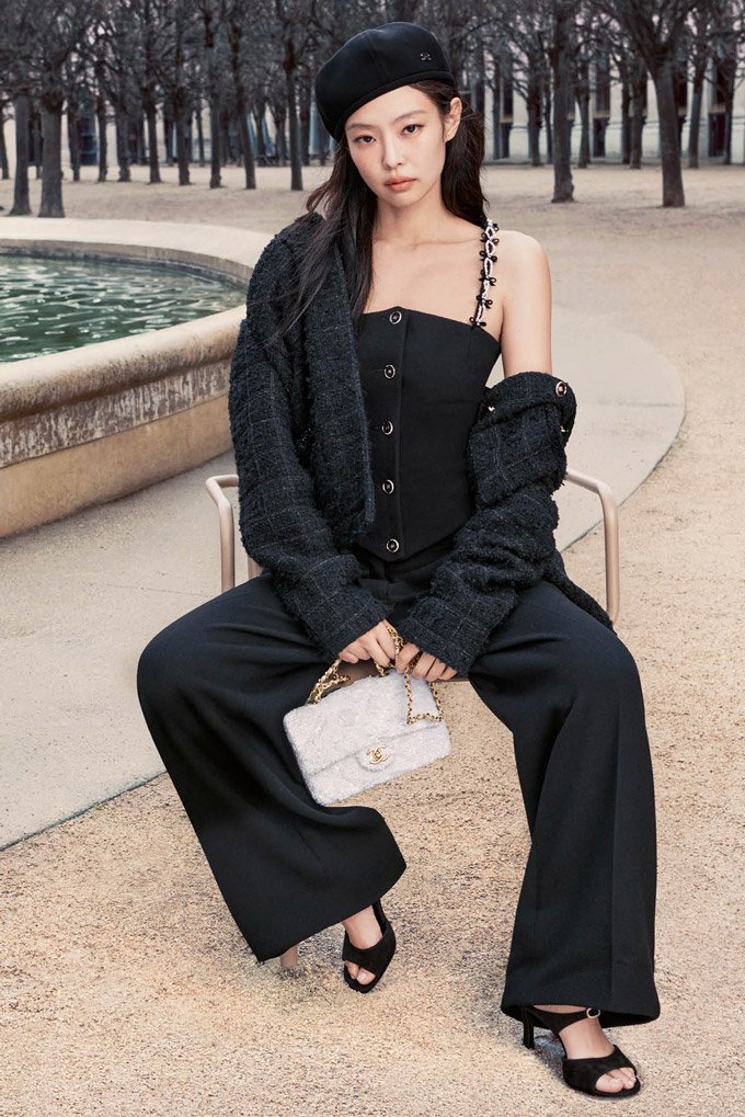 BLACKPINKSCRAVE's tweet photo. JENNIE was recognized by The Korea Economic Daily as a key figure behind Chanel's growing global recognition and sales. 

The publication highlighted the "Human Chanel" and Chanel Global Ambassador for her influence in boosting the brand's visibility and commercial success. https://t.co/sKjAaQC5Sp