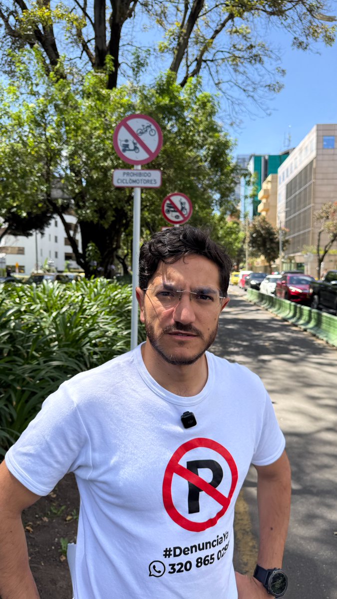 JD_Quinteror's tweet photo. Bogotá lo tiene claro: el espacio público NO es parqueadero privado. 🚫🚗

Está pintado en el piso, colgado en los garajes y repetido en cada cuadra. La ciudad entera dice lo mismo, pero todavía hay quienes creen que el espacio público y las entradas de las casas son parqueaderos privados.

Desde la calle 40 nos sumamos a una sola voz: no más mal parqueados en Bogotá.

Envíenos sus videos con las cuadras más criticas al (320-865-0298) y firmen para que puedan convertirse en reportes ante las autoridades 👇
 
https://t.co/SckkoCFYVl