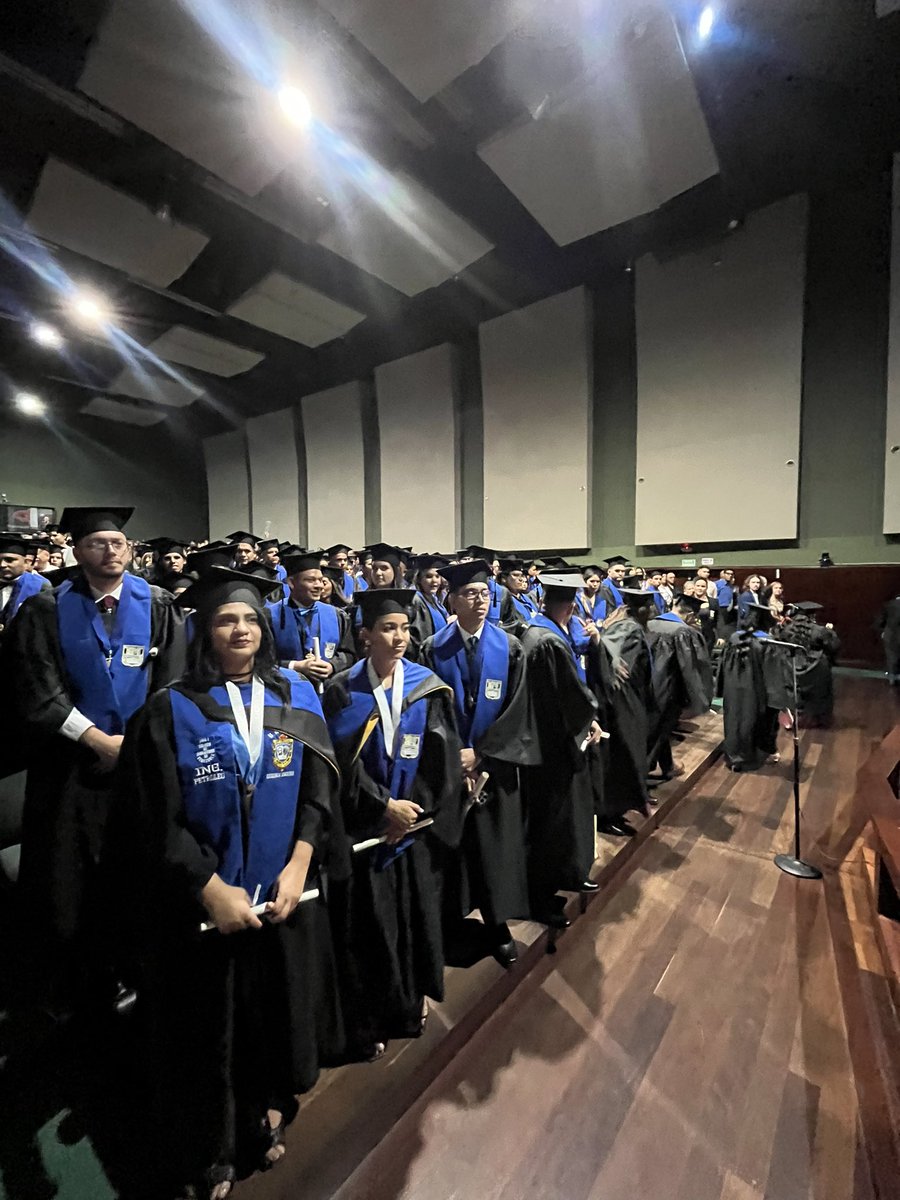 UCarabobo's tweet photo. #Ahora La @UCarabobo entregó 140 títulos universitarios de las facultades de Ingeniería y Ciencias de la Educación, en el primero de cuatro actos de grado académico que se realizarán hoy miércoles #29Jul en el Teatro Dr. Alfredo Celis Pérez del campus Bárbula. https://t.co/Ps1w6QbNrc