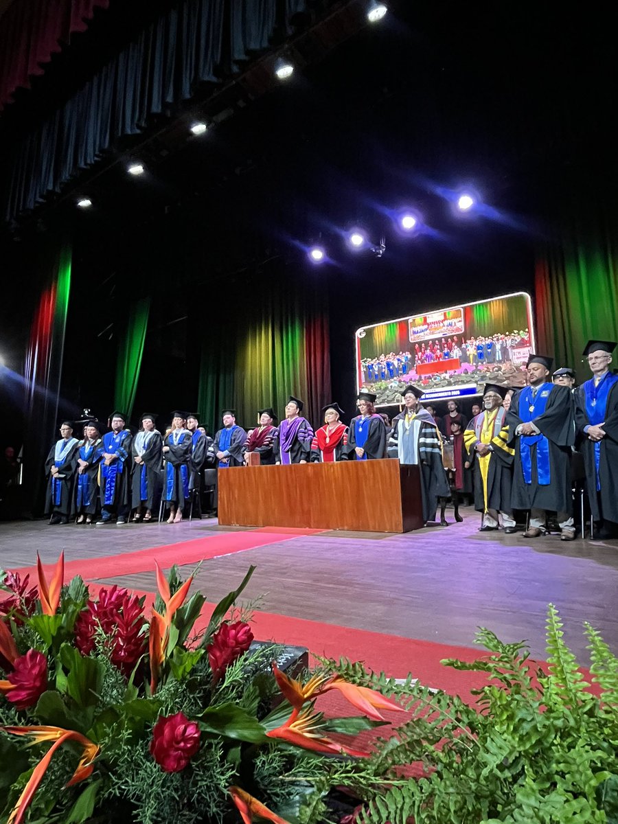 UCarabobo's tweet photo. #Ahora La @UCarabobo entregó 140 títulos universitarios de las facultades de Ingeniería y Ciencias de la Educación, en el primero de cuatro actos de grado académico que se realizarán hoy miércoles #29Jul en el Teatro Dr. Alfredo Celis Pérez del campus Bárbula. https://t.co/Ps1w6QbNrc