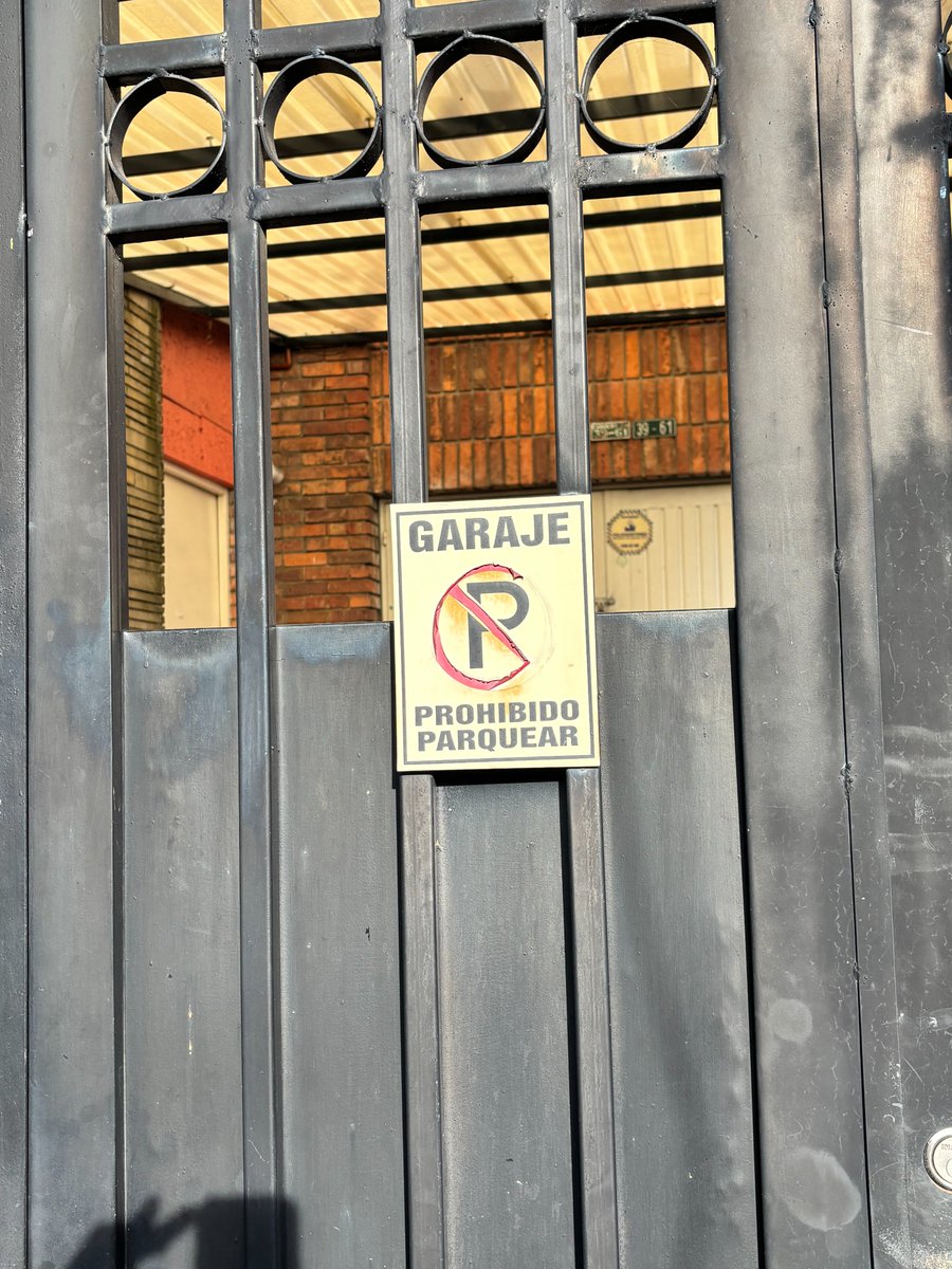 JD_Quinteror's tweet photo. Bogotá lo tiene claro: el espacio público NO es parqueadero privado. 🚫🚗

Está pintado en el piso, colgado en los garajes y repetido en cada cuadra. La ciudad entera dice lo mismo, pero todavía hay quienes creen que el espacio público y las entradas de las casas son parqueaderos privados.

Desde la calle 40 nos sumamos a una sola voz: no más mal parqueados en Bogotá.

Envíenos sus videos con las cuadras más criticas al (320-865-0298) y firmen para que puedan convertirse en reportes ante las autoridades 👇
 
https://t.co/SckkoCFYVl