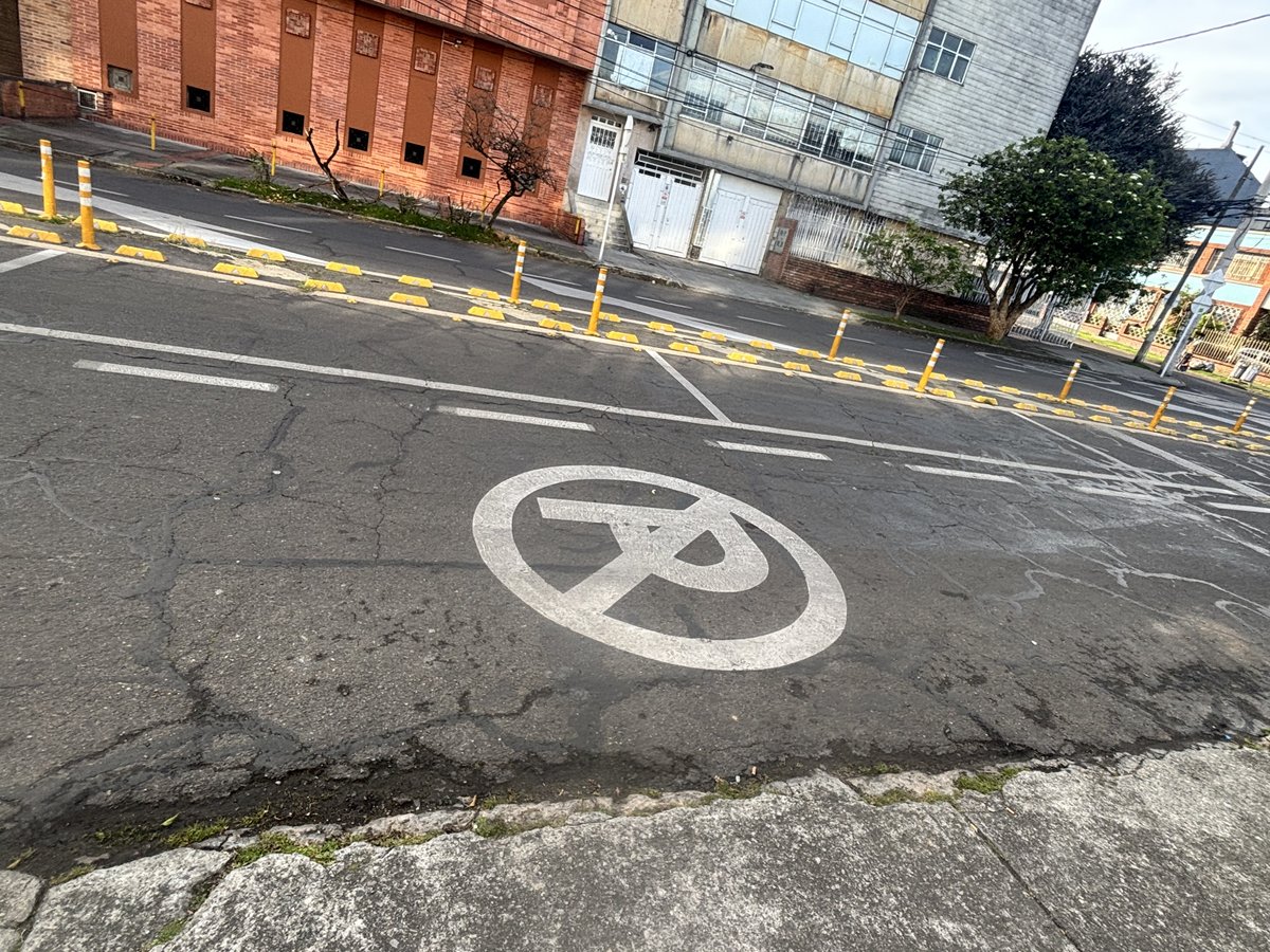 JD_Quinteror's tweet photo. Bogotá lo tiene claro: el espacio público NO es parqueadero privado. 🚫🚗

Está pintado en el piso, colgado en los garajes y repetido en cada cuadra. La ciudad entera dice lo mismo, pero todavía hay quienes creen que el espacio público y las entradas de las casas son parqueaderos privados.

Desde la calle 40 nos sumamos a una sola voz: no más mal parqueados en Bogotá.

Envíenos sus videos con las cuadras más criticas al (320-865-0298) y firmen para que puedan convertirse en reportes ante las autoridades 👇
 
https://t.co/SckkoCFYVl