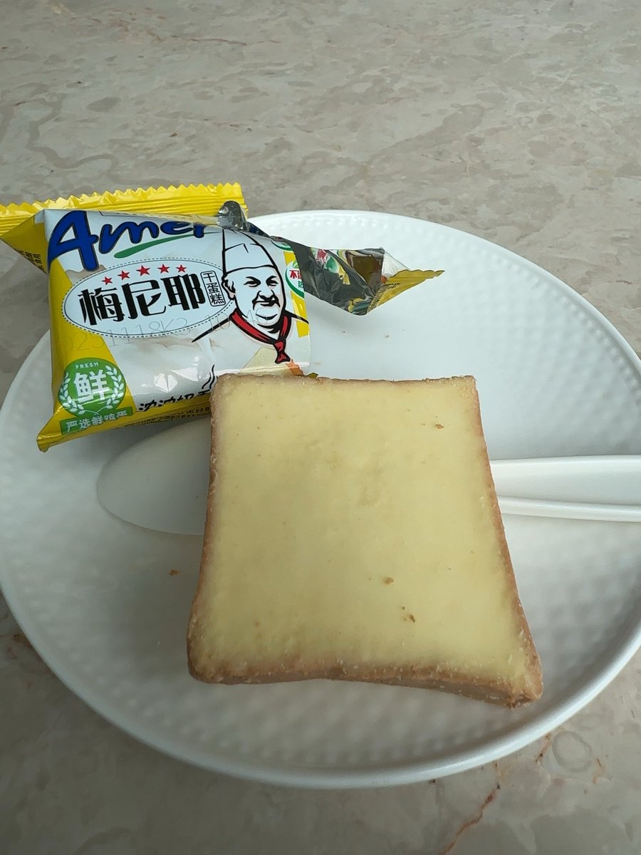 MaruMaririn's tweet photo. 空港ラウンジでしか見ないマッチ箱サイズの食パン（ラスクにチョコをかぶせたやつ） https://t.co/2d72tIhNOe