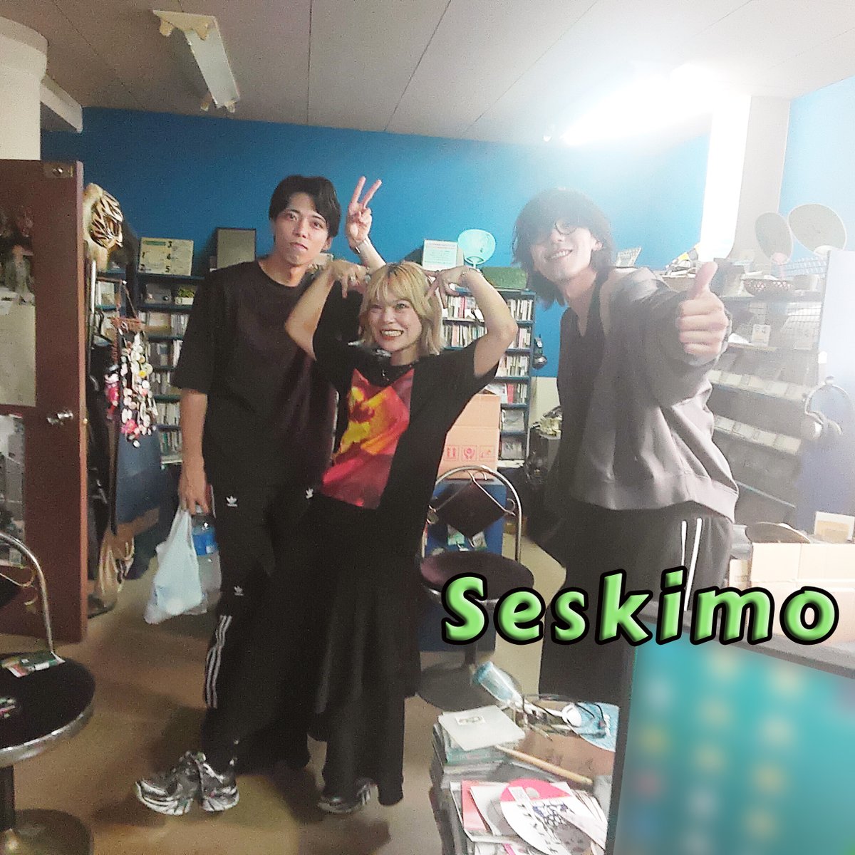 HOOKUPRECORDS's tweet photo. 本日2ndLINEに出演する「Seskimo」が挨拶をしに来店。ここから先、彼らが考える「ポップス」が提示されてくるんだろう。どういう変化が起こってくるのか楽しみー!
#Seskimo https://t.co/txZ8BjLBtn
