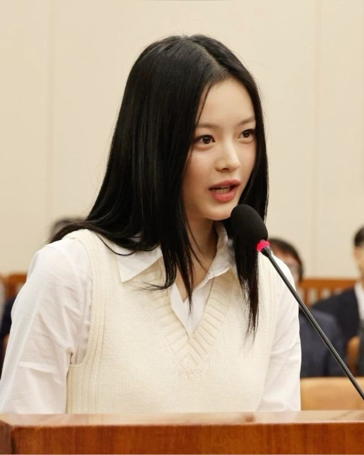 UpdatesNewJeans's tweet photo. “Despite the fact that her visa remained valid, distorted reports flooded the media describing her as "currently an illegal immigrant." Dozens of articles even included the phrase "illegal immigrant" directly in their headlines.” https://t.co/FV9SuZQ1eC