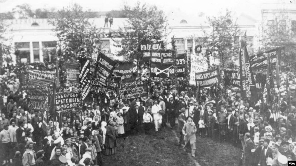 Lemabeta's tweet photo. @siberian_gopher Also not only Abkhazia but Sochi also willingly joined Georgian Democratic Republic before Russia took it by force in 1919. In this picture, Sochi inhabitants(Georgians and Circassians) are welcoming Georgian delegation and troops in Sochi. https://t.co/5klwB2TL04