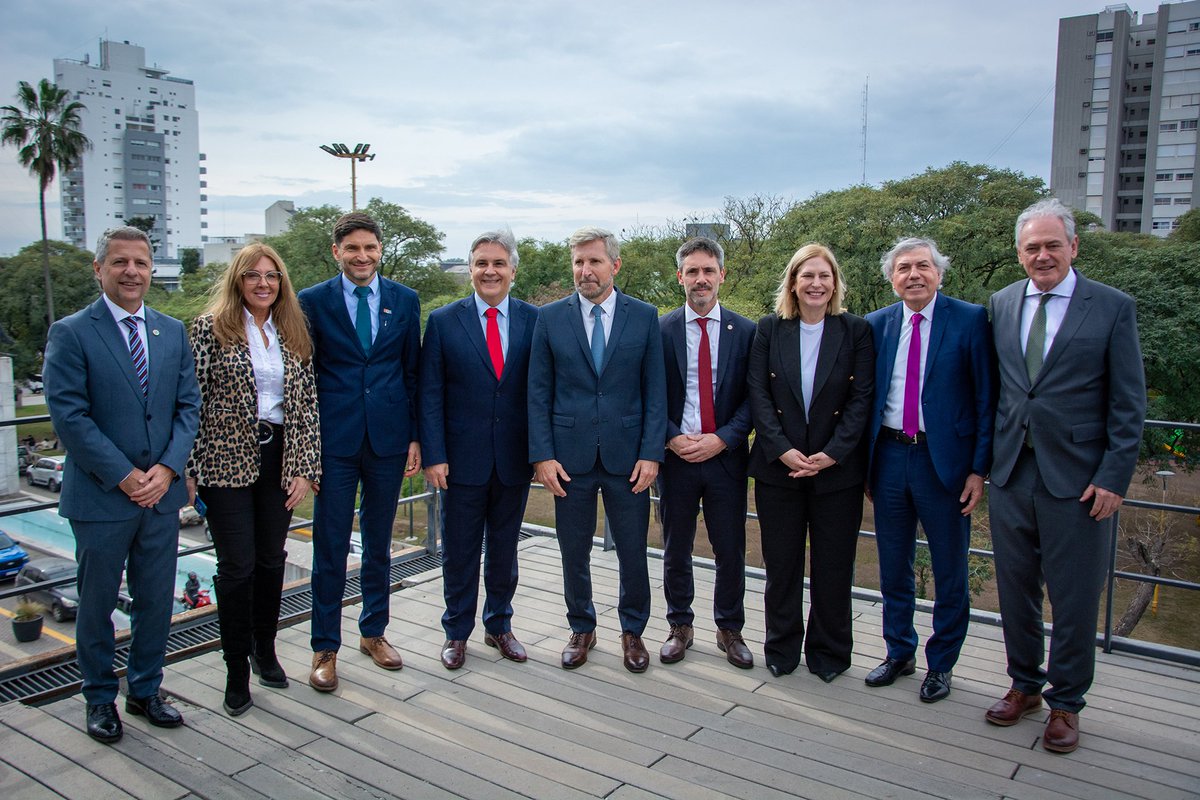 carlosmassei's tweet photo. XIX Junta de Gobernadores de la Región Centro

En #SanFrancisco se realizó la nueva Junta de Gobernadores, donde Córdoba realizó el traspaso de la Presidencia Pro Témpore a Entre Ríos, en un encuentro encabezado por los gobernadores @MartinLlaryora, @frigeriorogelio y @maxipullaro.

Durante la jornada, los mandatarios ratificaron el compromiso de seguir fortaleciendo el trabajo conjunto entre #Córdoba, #SantaFe y #EntreRíos, impulsando una agenda común para potenciar el desarrollo del interior productivo y consolidar una mirada federal.

Como motor productivo del país, desde la @RegionCentroOf continuamos impulsando una agenda estratégica para el desarrollo, promoviendo junto al Foro de la Sociedad Civil, iniciativas vinculadas a la reducción de las retenciones, una nueva ley de biocombustibles, infraestructura, el fortalecimiento de la educación, la modernización del Estado, el desarrollo de la Hidrovía y políticas de seguridad.

Nuestra Región concentra el 25% del Producto Bruto Interno nacional y genera el 38% de las exportaciones argentinas, reflejando el enorme potencial de nuestros productores, pymes e industrias, que invierten, producen y generan empleo genuino en todo el país.

Al respecto, Martín Llaryora expresó: “Construir acuerdos más allá de las diferencias políticas, apostar al desarrollo, al empleo y al conocimiento, e invertir en infraestructura, es clave para que Córdoba siga generando oportunidades. Ese es el camino que compartimos en la Región Centro: una mirada que fortalece a nuestras provincias y aporta a una Argentina más federal”.

Además, quedó inaugurada la Casa de la Región Centro. Este nuevo espacio funcionará como punto de encuentro y coordinación entre las tres provincias, consolidando la integración regional y el trabajo conjunto para construir más oportunidades y desarrollo.

Junto a mis pares de la Mesa Ejecutiva de la Región Centro, @ClaudiaGiaccone y @atiliobenedetti, acompañamos esta jornada de trabajo, reafirmando nuestro compromiso con una integración regional que siga generando desarrollo y oportunidades para nuestras provincias.

También participaron de la jornada autoridades y funcionarios de las tres provincias, intendentes, legisladores, representantes de instituciones, acompañando un nuevo paso en el fortalecimiento de la integración regional.

#IntegradosParaCrecer