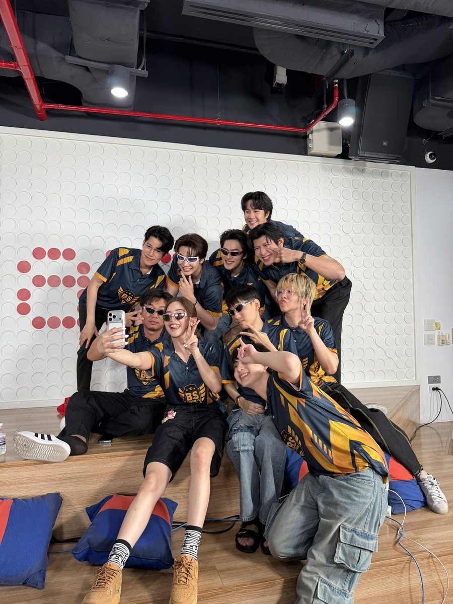 HeadlinerTH's tweet photo. จบไลฟ์แล้ว แต่ความสนุกยังไม่จบ 🔥👀 พรุ่งนี้รอเลย #ซอโซ่ล่ามธีร์ EP.3!! https://t.co/Wq8AMbdHrZ