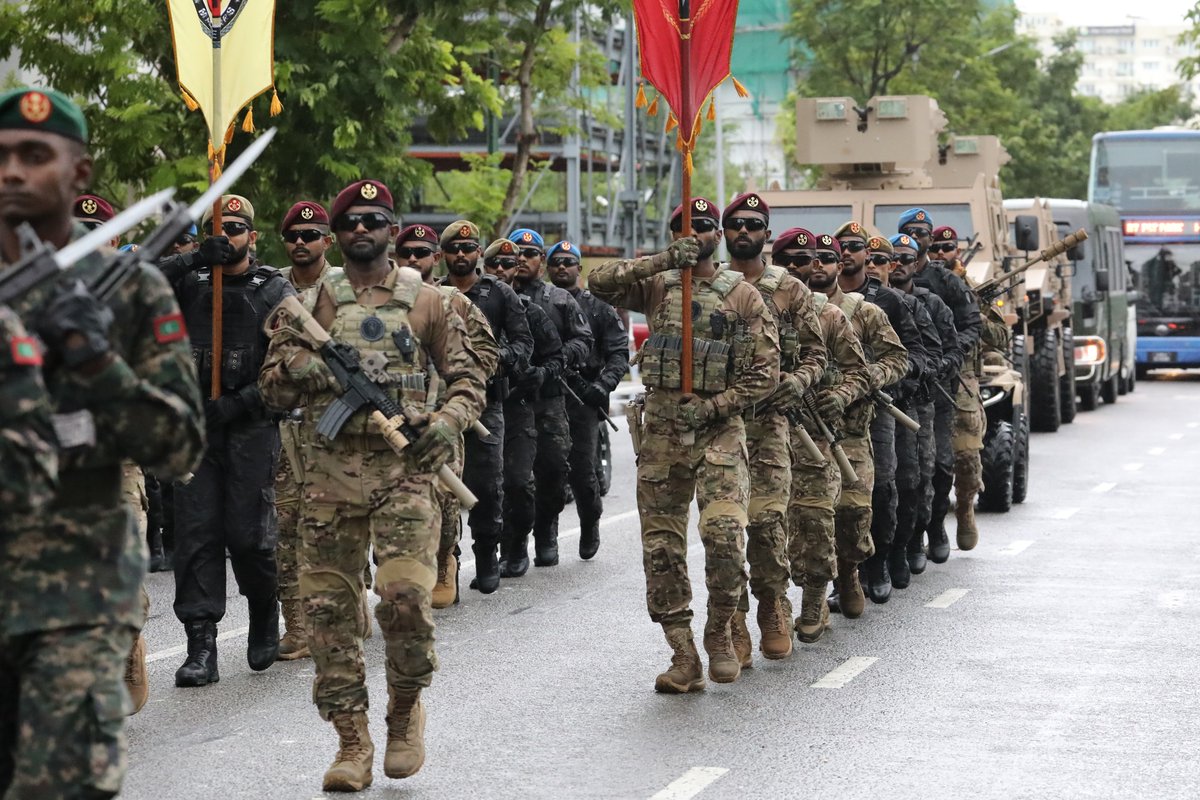 MNDF_Official's tweet photo. ދިވެހިރާއްޖޭގެ ފަޚުރުވެރި މިނިވަން ދުވަހުގެ މުނާސަބަތުގައި އެމްއެންޑީއެފުން ހުޅުމާލޭގައި އަސްކަރީ ހިނގާލުން މިއަދު ބާއްވައިފި.

https://t.co/ek4CFLz2Pz https://t.co/K1MVJW1YQY